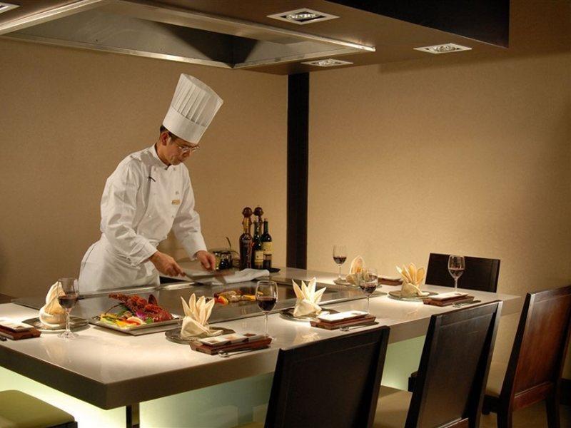 Hotel Nikko Tianjin Extérieur photo A chef at work