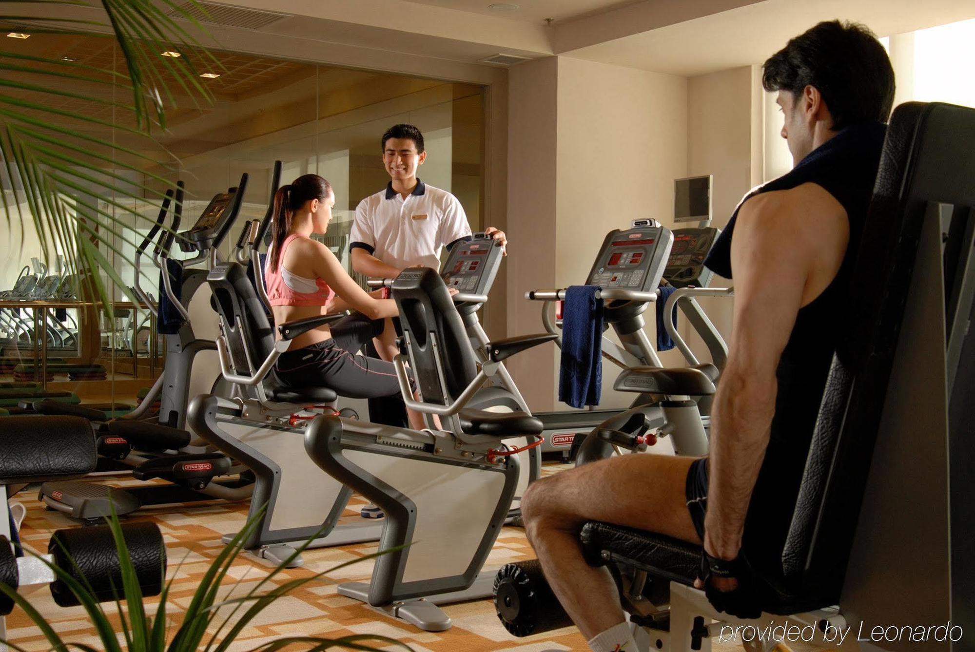 Hotel Nikko Tianjin Extérieur photo A personal trainer with clients