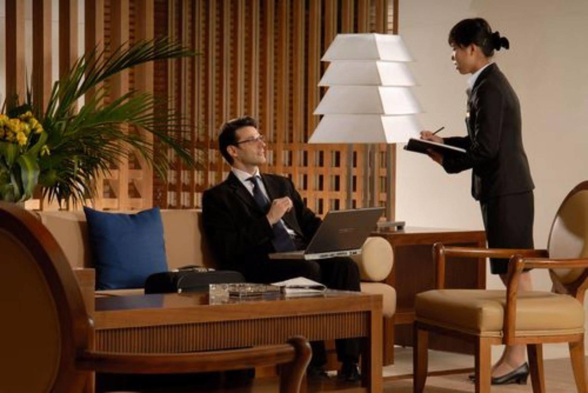 Hotel Nikko Tianjin Extérieur photo A hotel concierge