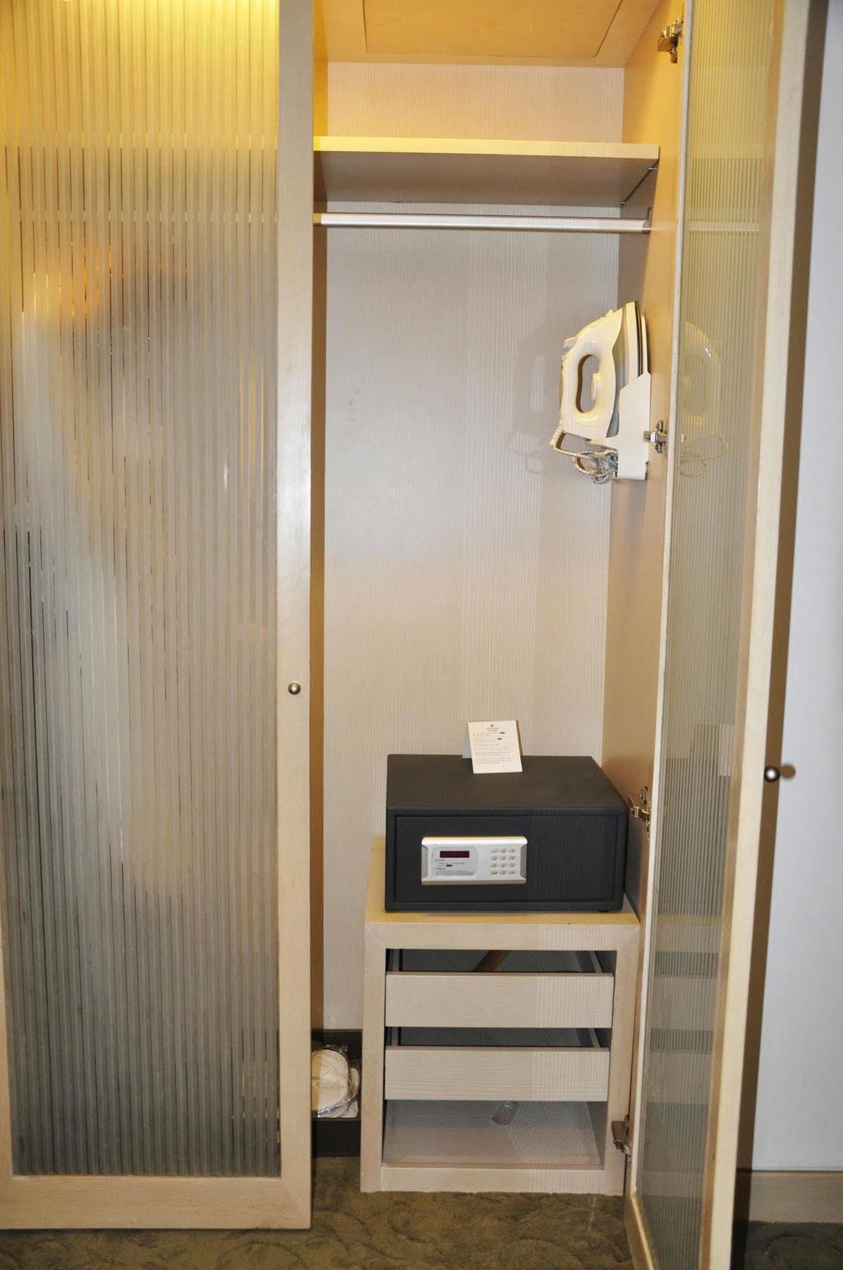 Hotel Nikko Tianjin Extérieur photo A safe in a hotel room