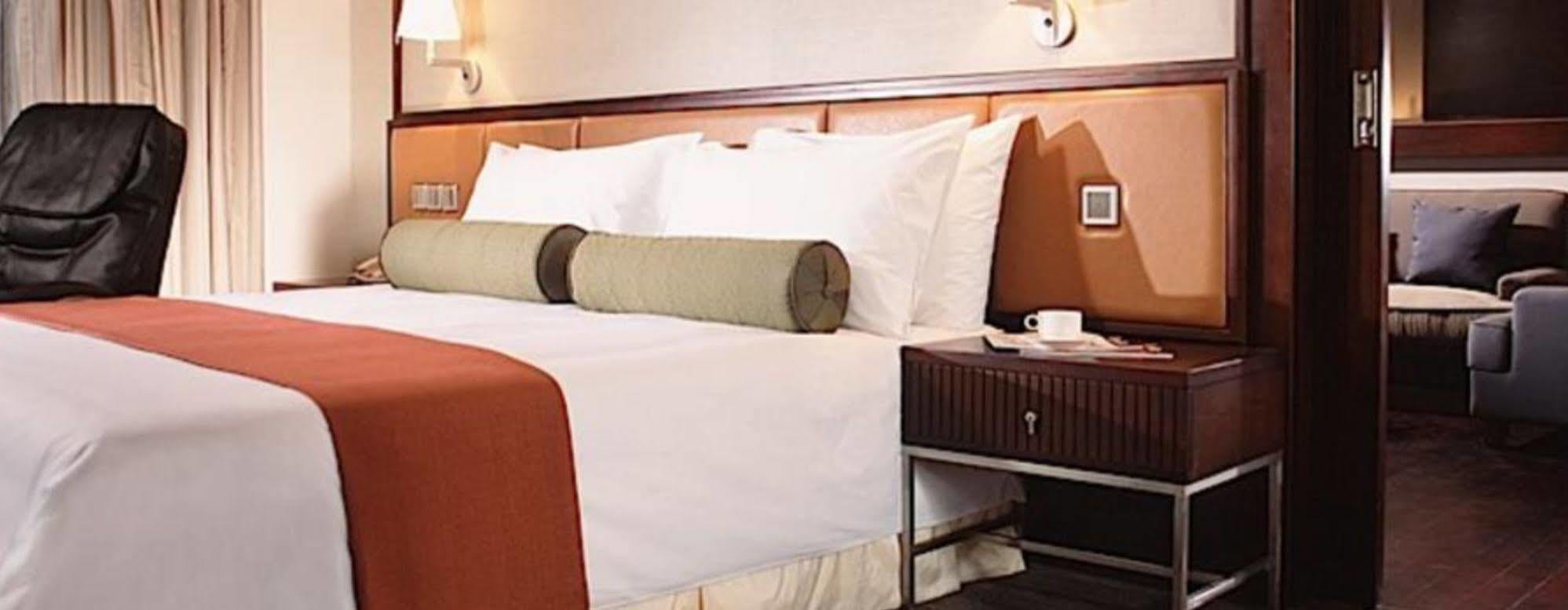 Hotel Nikko Tianjin Extérieur photo A bolster pillow