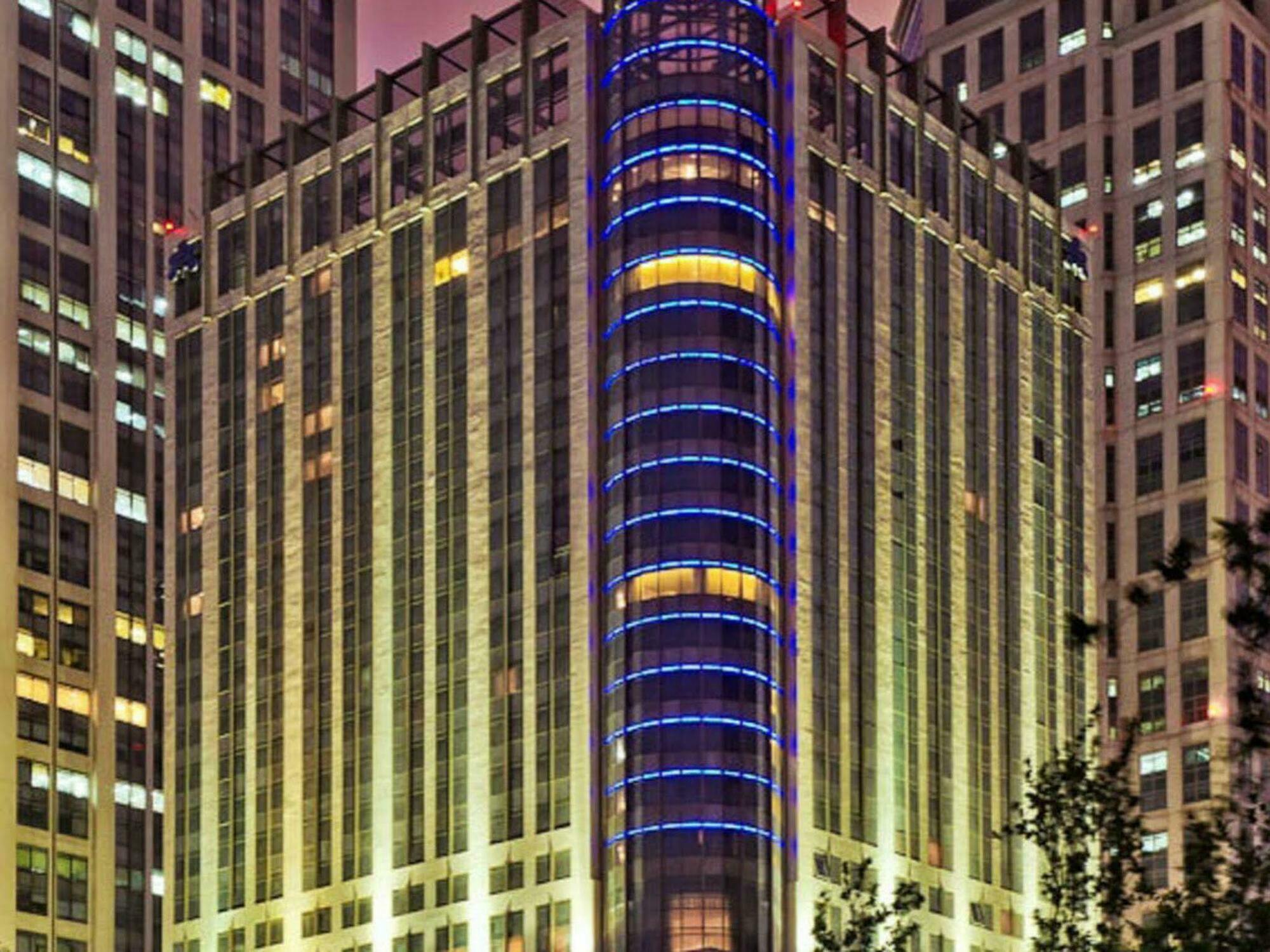 Hotel Nikko Tianjin Extérieur photo The hotel at night